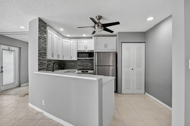Building Photo - 7535 S Oriole Blvd