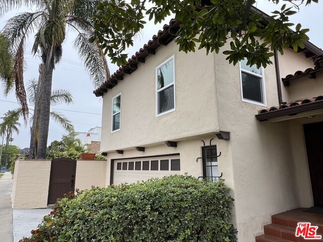 Building Photo - 1650 S Crest Dr