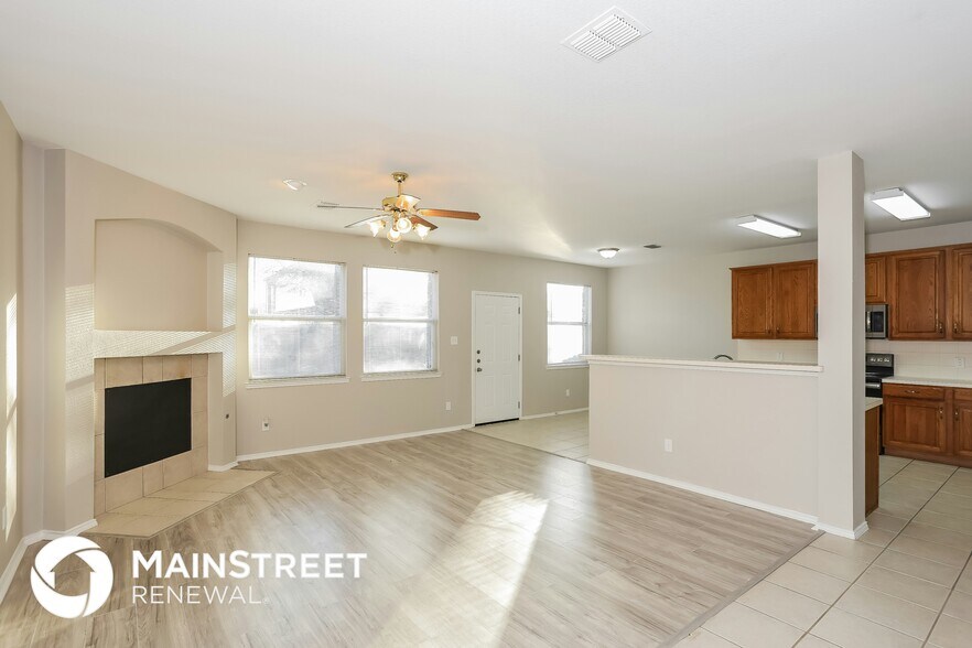 Building Photo - 920 Medina Dr