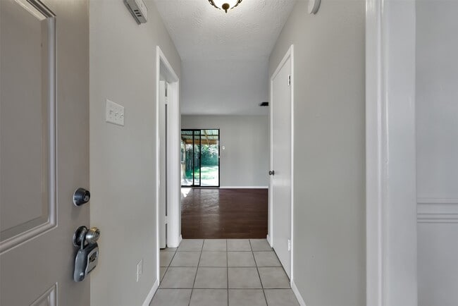 Building Photo - 1604 Hazelwood St