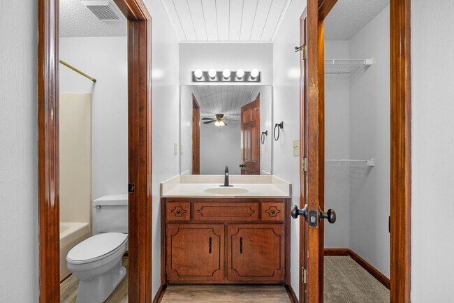 Building Photo - 501 Eysian Rd