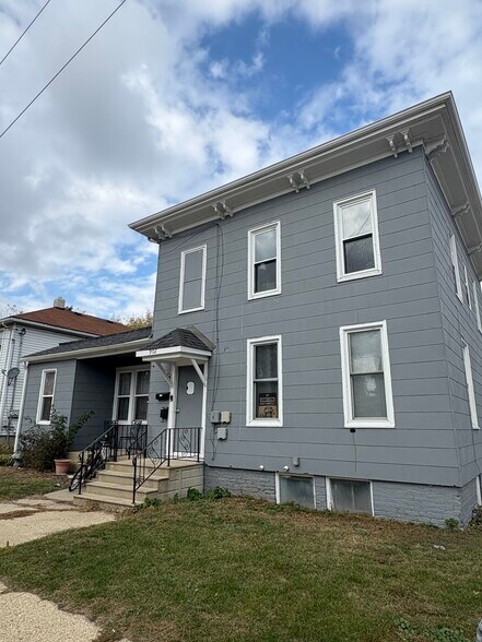 Building Photo - 904 46th St