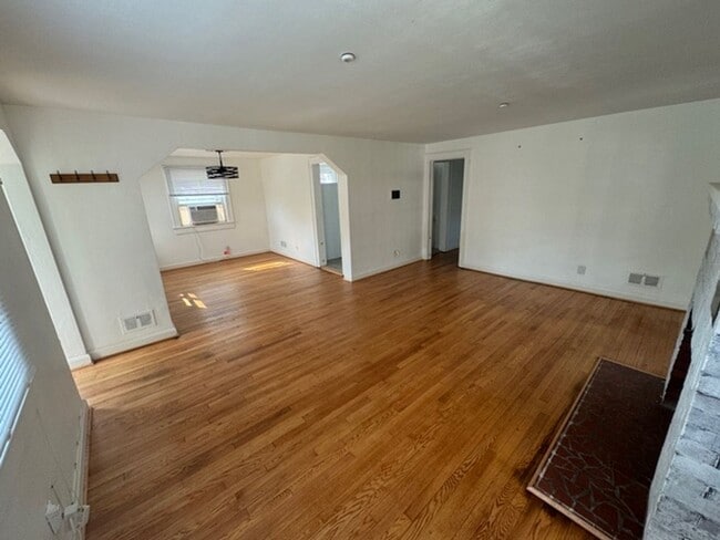 Building Photo - 2BD/1BA Brick Home in Cul-de-sac!