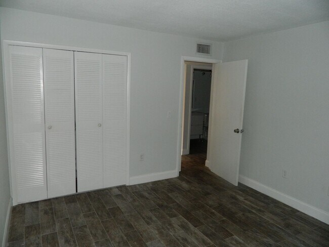 Building Photo - Beautifully Upgraded 2BR/2BA Condo – Lake ...