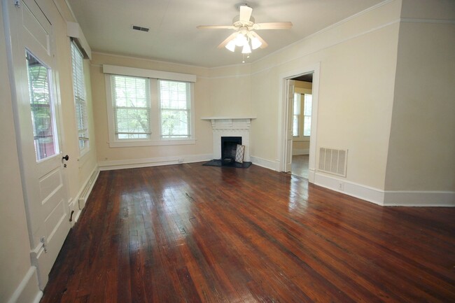 Building Photo - 2025 PRE-LEASING - 1 Bedroom, 1 Bath - Old...