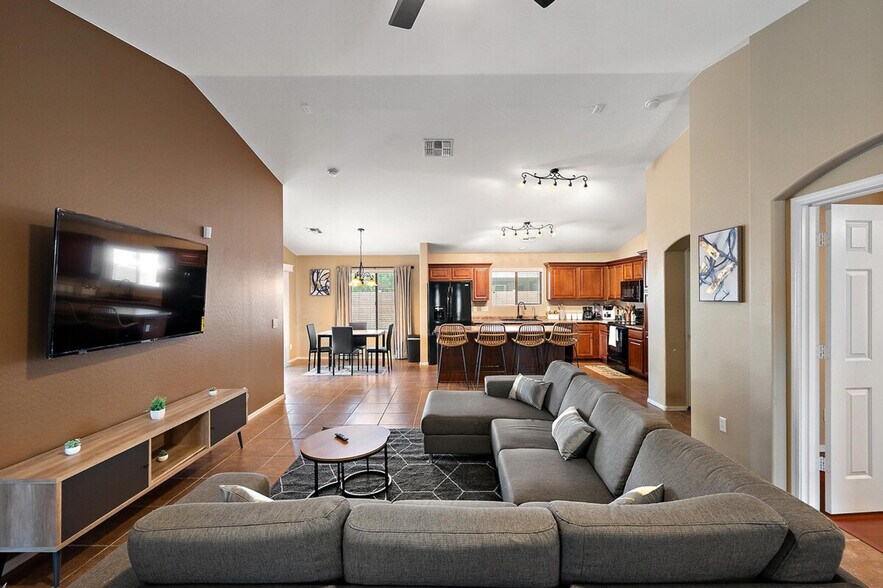 Primary Photo - 2949 E Crescent Way