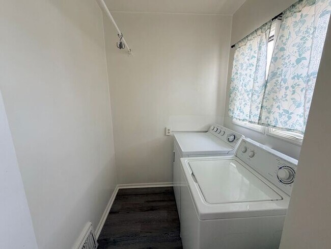 Building Photo - Reno Affordable House 3 Bedroom/1 Bath/ 1 Cat Friendly
