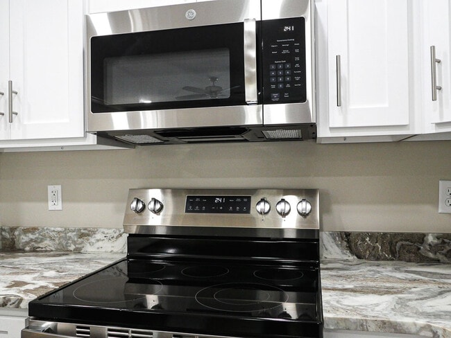 Building Photo - 1366 Summer Cir SW