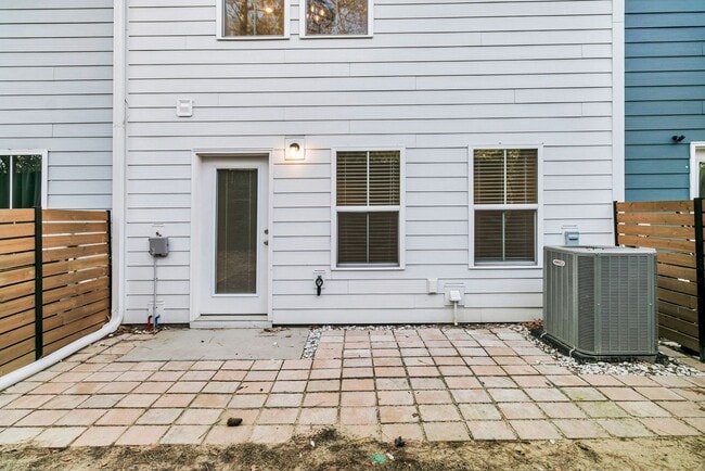 Building Photo - Gorgeous 3-Story Townhome in Park Circle | 3BR + Flex Space + Garage