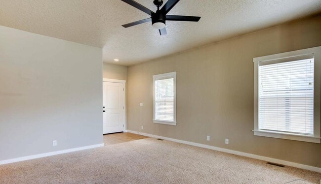 Building Photo - 5587 W Song Sparrow St