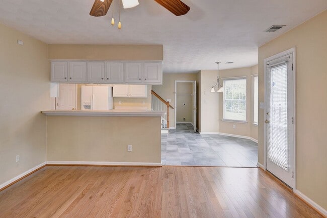 Building Photo - Spacious & Updated Hampton Home