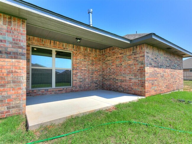 Building Photo - 561 Grand Sycamore Dr
