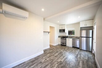 Building Photo - Charming 1-Bed La Jolla Residence with In-Unit Laundry, Carport Parking, and All Utilities Included