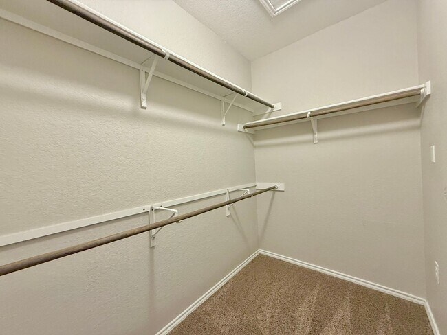 Building Photo - Northeast Crossing Neighborhood. Close to ...