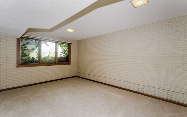 Building Photo - 2928 Radcliffe Ave