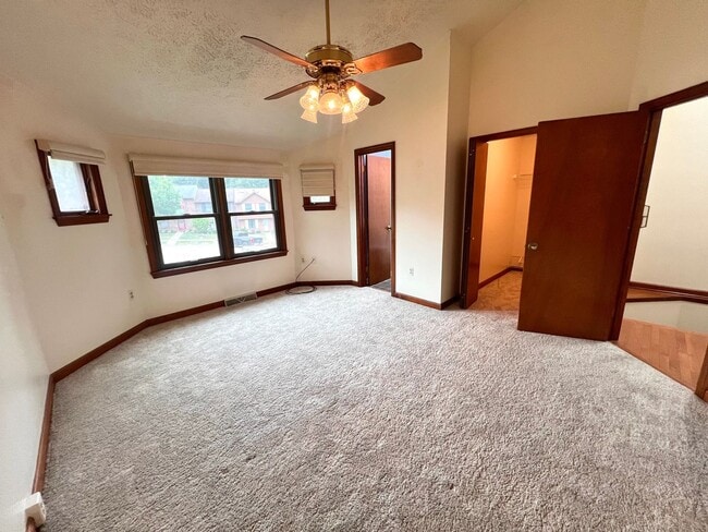 Building Photo - 1256 Queens Dr