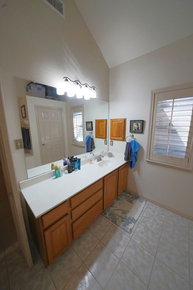 Building Photo - Gorgeous Home in the Coveted Greenshire Subdivision - Realtor Commission: $400
