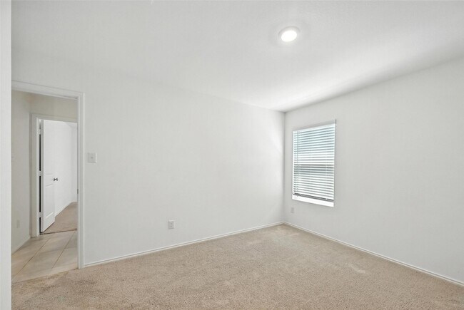 Building Photo - 208 Rubylace Dr