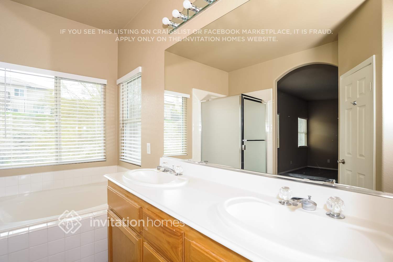 Building Photo - 4208 Sungate Dr