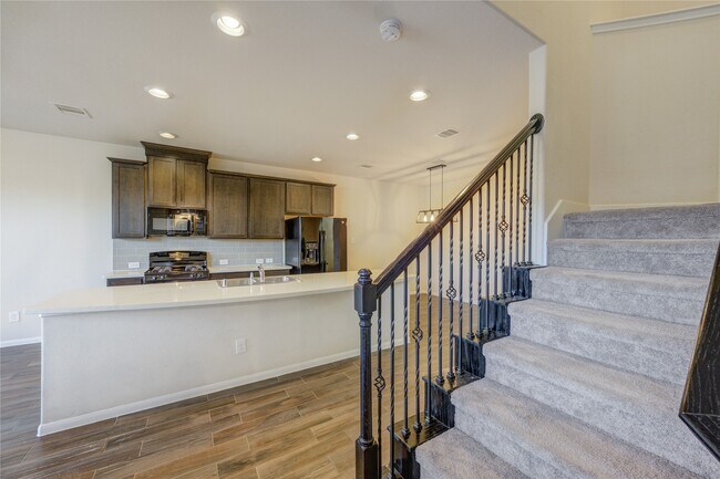 Building Photo - 8335 Hawthorn Vly Ln