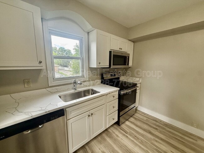 Building Photo - 927 N Elm Ave