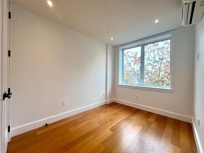 Building Photo - 22 Rogers Ave