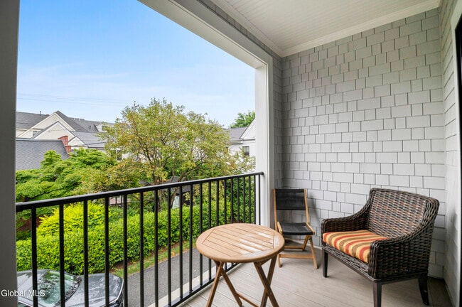 Building Photo - 37 White St