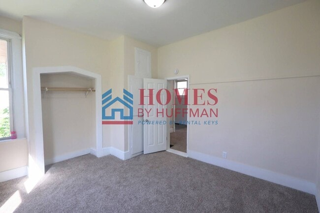 Building Photo - Three Bedroom House | Move in Ready