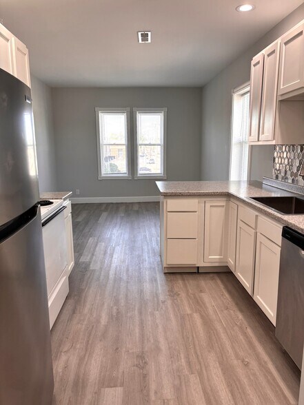 Building Photo - 136 Elm St