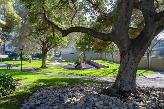 Building Photo - 1 Bed / 1 Bath pet friendly condo with parking in beautiful San Mateo. YouTube Tour!