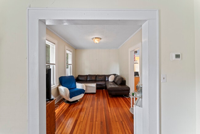 Building Photo - 516 Oldfield Road- Furnished Student House