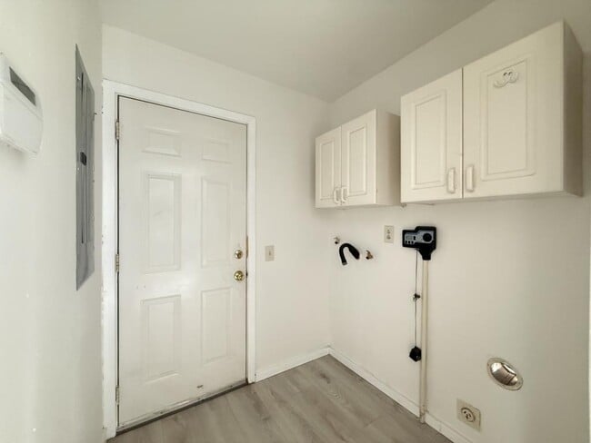 Building Photo - 733 NE Wharton Dr