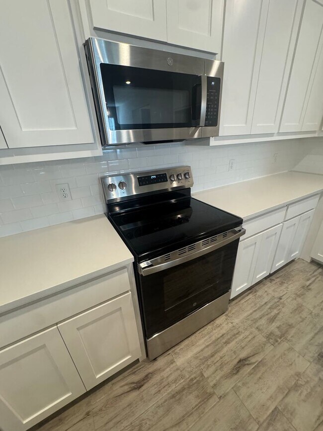 Building Photo - 3/2/2 - FIREPLACE - MUDROOM - GODLEY ISD