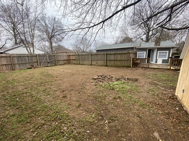 Building Photo - Corner lot; New appliances, New bathroom V...