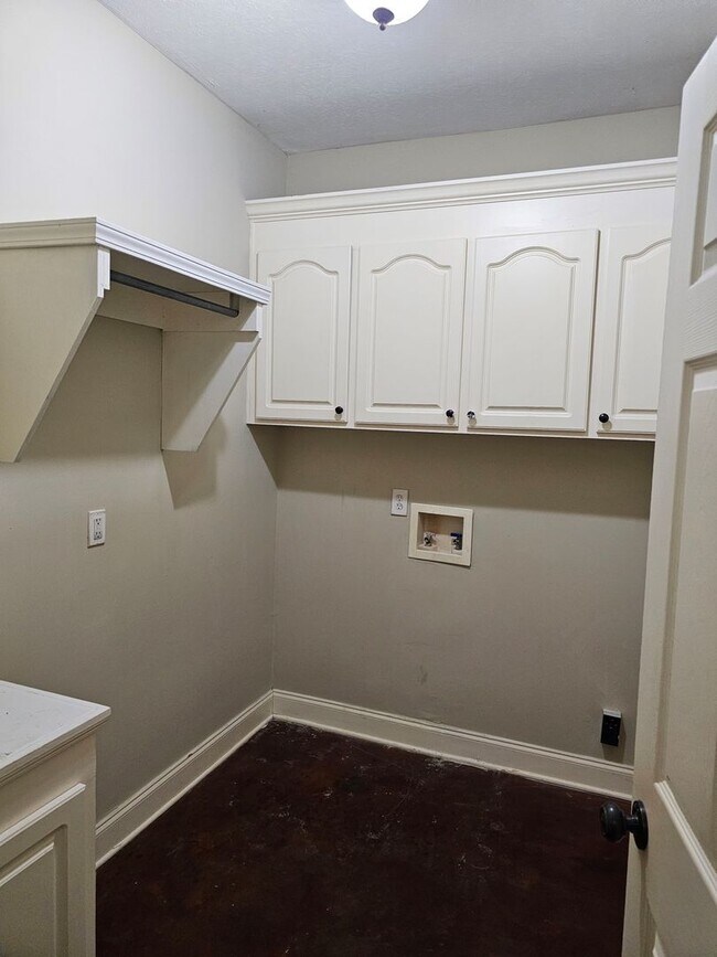Building Photo - 132 Middlefield Dr