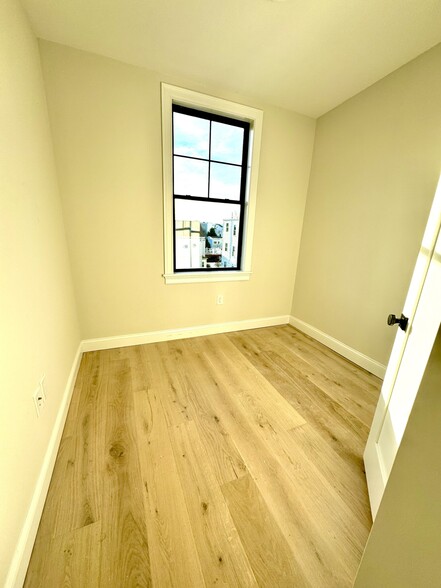 Building Photo - 48 Woodward St
