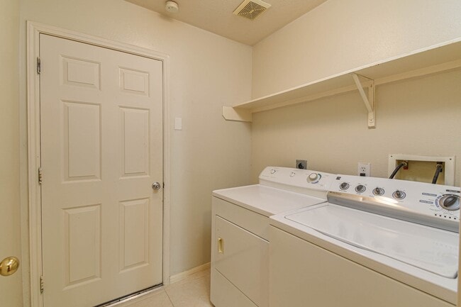 Building Photo - 13735 Branford Greens Dr