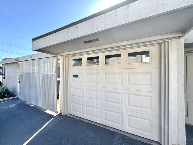 Building Photo - Mid-Century Townhome in Fashion/Mission Valley WEST! 3bd/2ba, garage, laundry, VIEW!