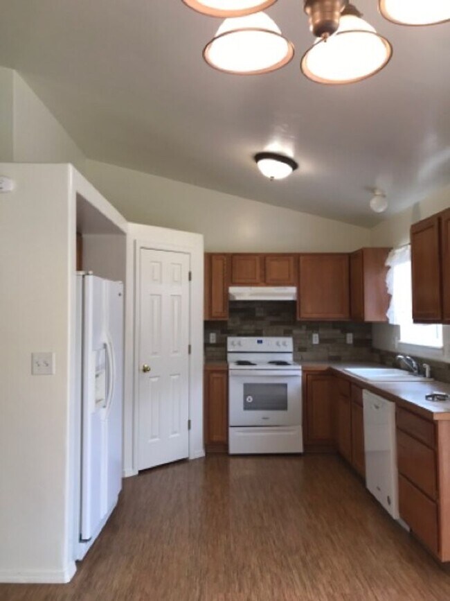 Building Photo - 555 Parkwood Dr