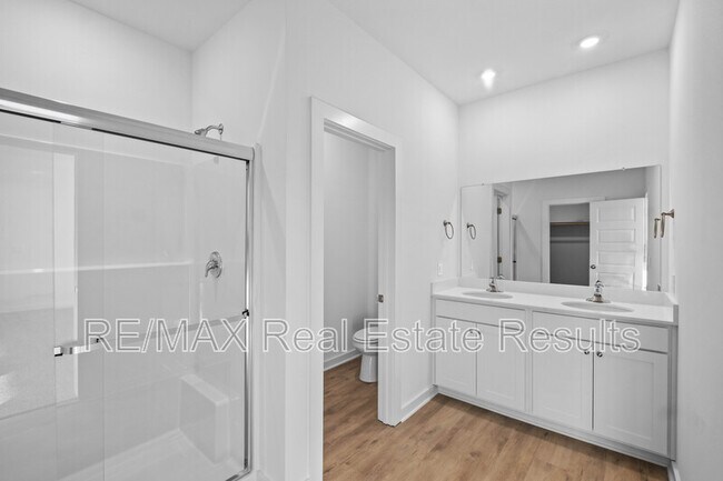 Building Photo - 4670 W Aurora St