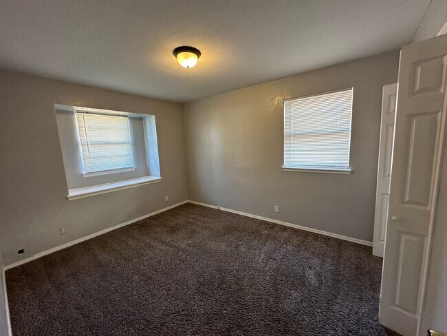 Building Photo - 4844 Woodview Dr