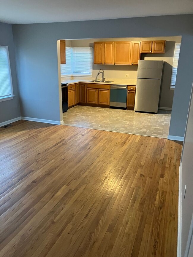 Building Photo - Spacious 4 bedroom 1.5 bath ranch Eastwood