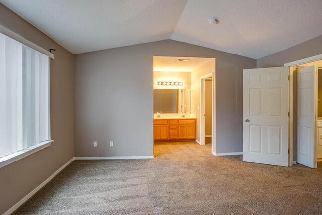 Building Photo - THREE BEDROOM TOWNHOME IN HAZEL DELL