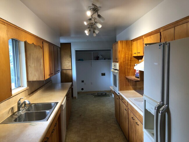 Building Photo - 1801 Siskiyou Blvd