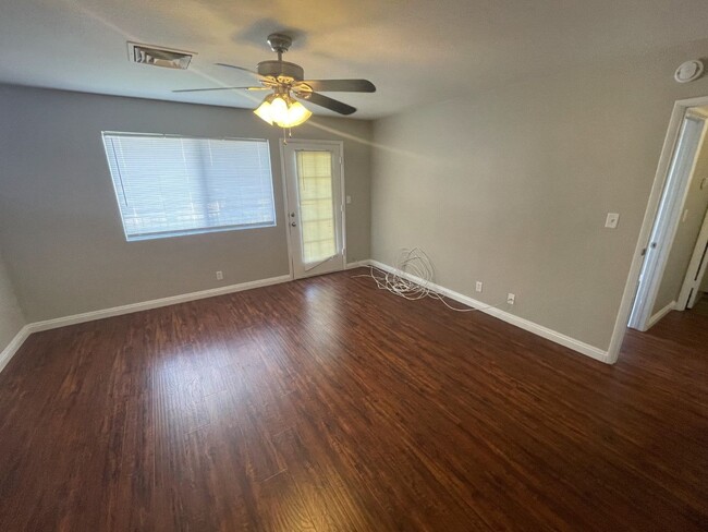 Building Photo - 3 Bed/ 2.5.Ba 2 story townhome , Gated Com...