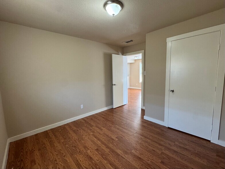 Building Photo - 1034 W Village Ct