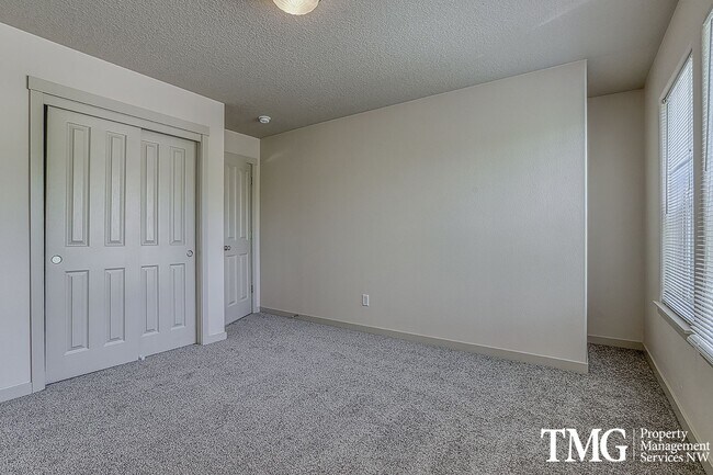 Building Photo - Pet Friendly Home In A Great Convenient Location!