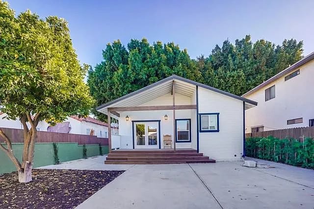 Building Photo - 356 W 15th St