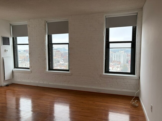 Building Photo - Dupont Circle Studio Apartment W/Roof Top & Front Desk Available Now!