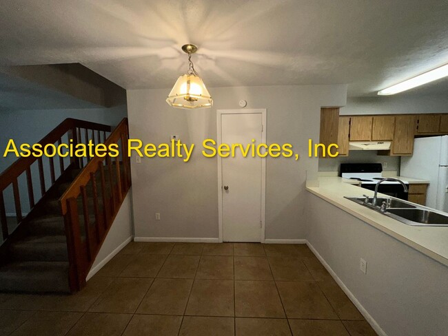 Building Photo - 2 Br/ 2.5 ba, Close to UF & shopping-